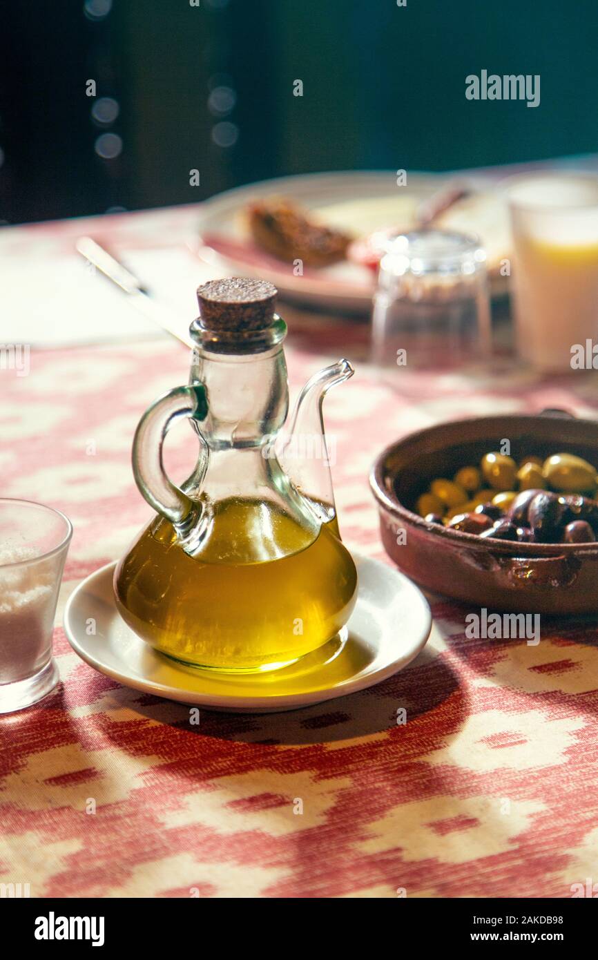 L'huile d'olive artisanale traditionnelle dans un distributeur d'huile carafe à pouvez Det Moulin à Huile d'olive en Soller, Majorque, Espagne Banque D'Images