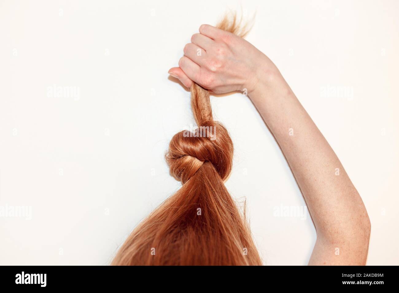 Fille aux cheveux roux se tire les cheveux noués dans un Banque D'Images