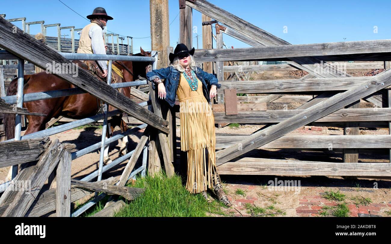 Fort Worth, au Texas, Jan.4,2020 - Fort Worth Stockyards avec cowgirl attendant son cow-boy. Le Fort Worth Stockyards sont ouverts sept jours par semaine avec gr Banque D'Images
