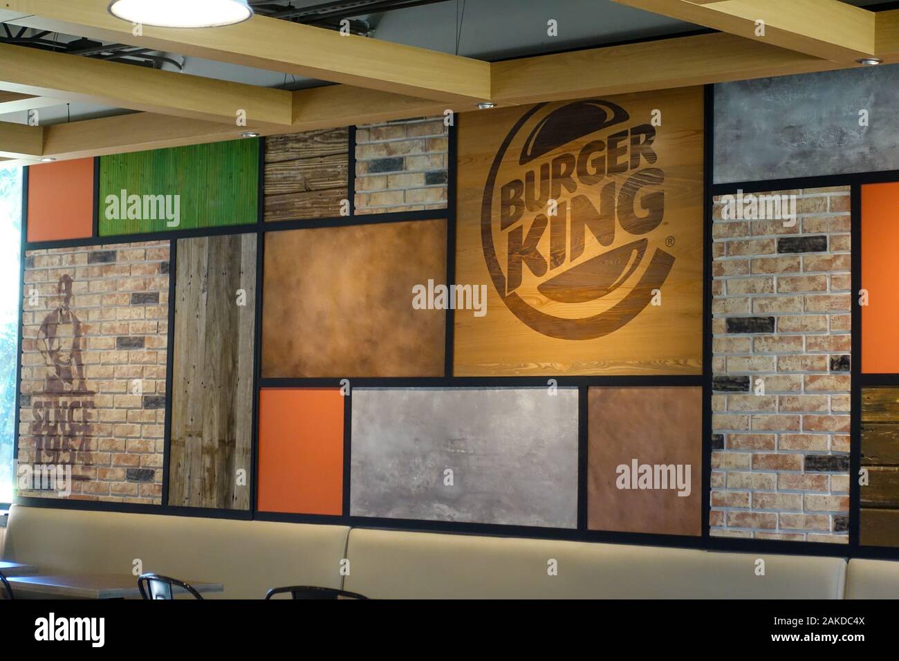 Vero Beach, FL/USA-1/6/90 : un Burger King panneau extérieur avec le concurrent McDonalds de l'autre côté de la rue à l'arrière-plan sur une journée ensoleillée. Banque D'Images