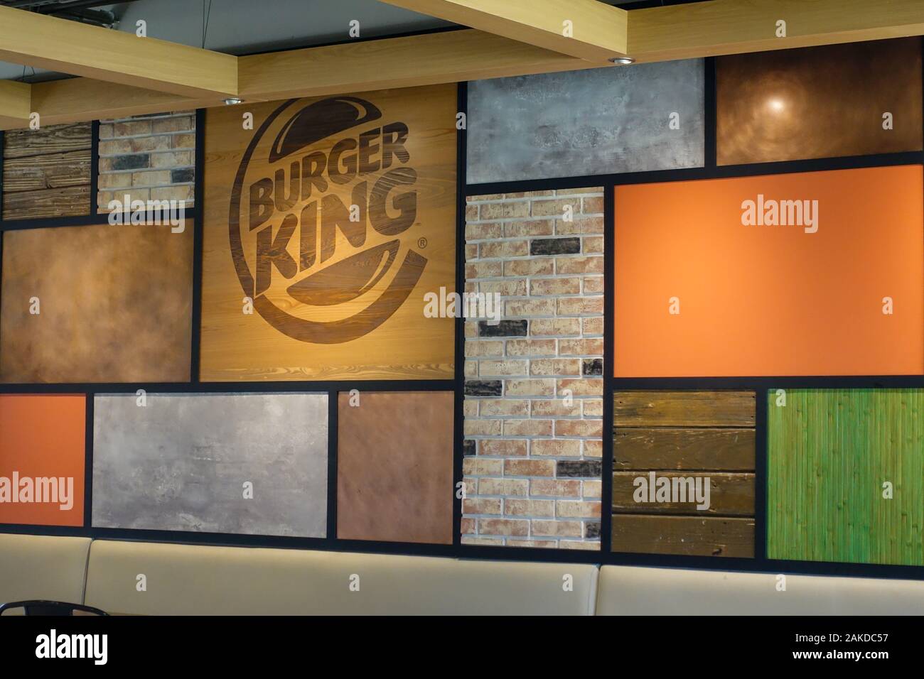 Vero Beach, FL/USA-1/6/90 : un Burger King panneau extérieur avec le concurrent McDonalds de l'autre côté de la rue à l'arrière-plan sur une journée ensoleillée. Banque D'Images