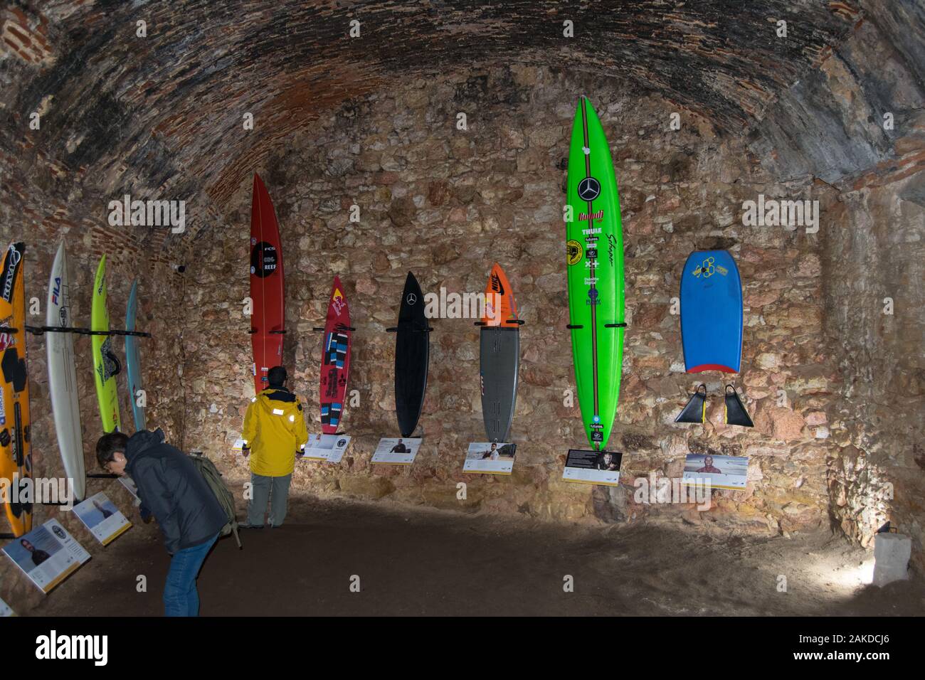 Praia do Norte Nazaré au Portugal, musée de la grande vague avec surf des grandes vagues Surf Riders, y compris le surf vert utilisé par Garrett McNamara Banque D'Images