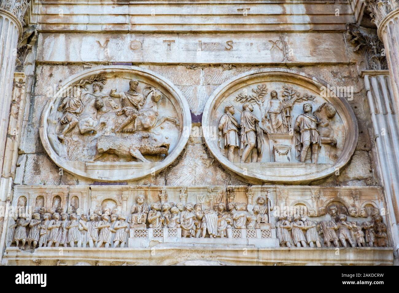 Bâtiments de la Rome antique, gros plan, détails de l'Arc de Constantin côté nord reliefs, Rome, Italie Banque D'Images