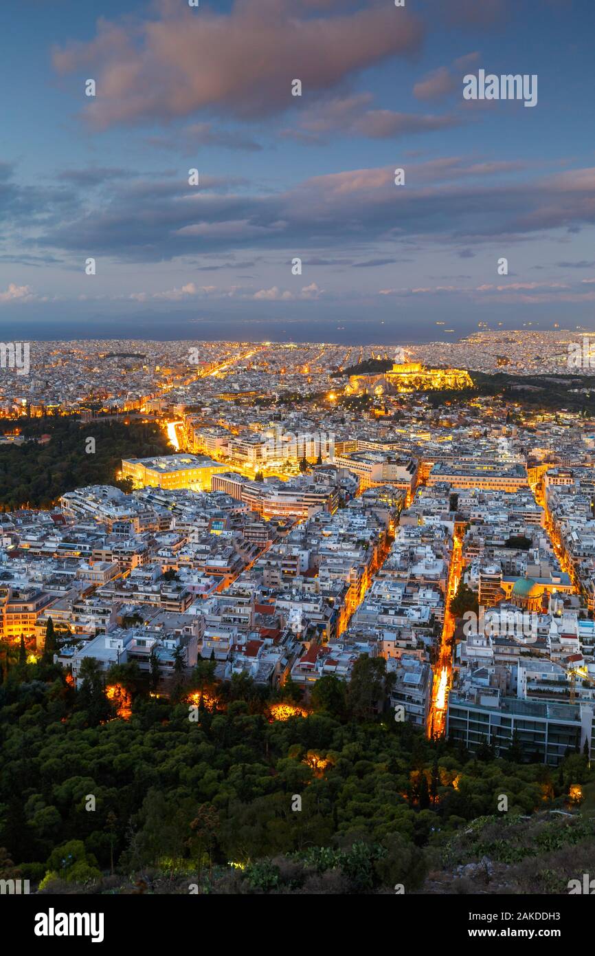 Vue de l'Acropole et la ville d'Athènes depuis la colline du Lycabette, au lever du soleil, la Grèce. Banque D'Images