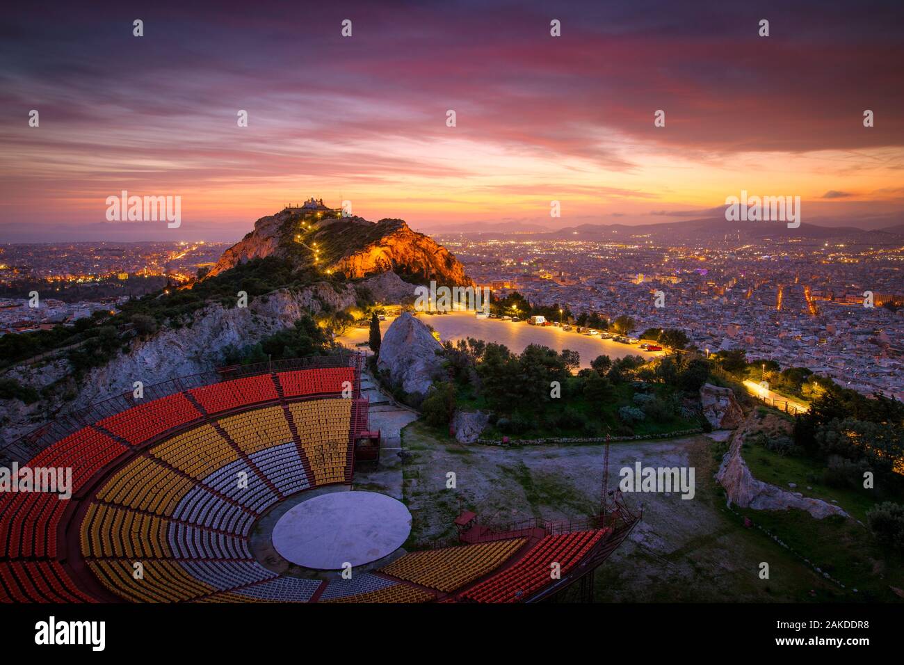Vue sur le mont Lycabette et Athènes au coucher du soleil, la Grèce. Banque D'Images