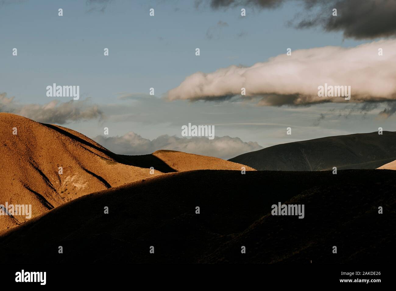 Le soleil doré de la fin de la journée fait une montagne, le col de Linvis, Nouvelle-Zélande Banque D'Images