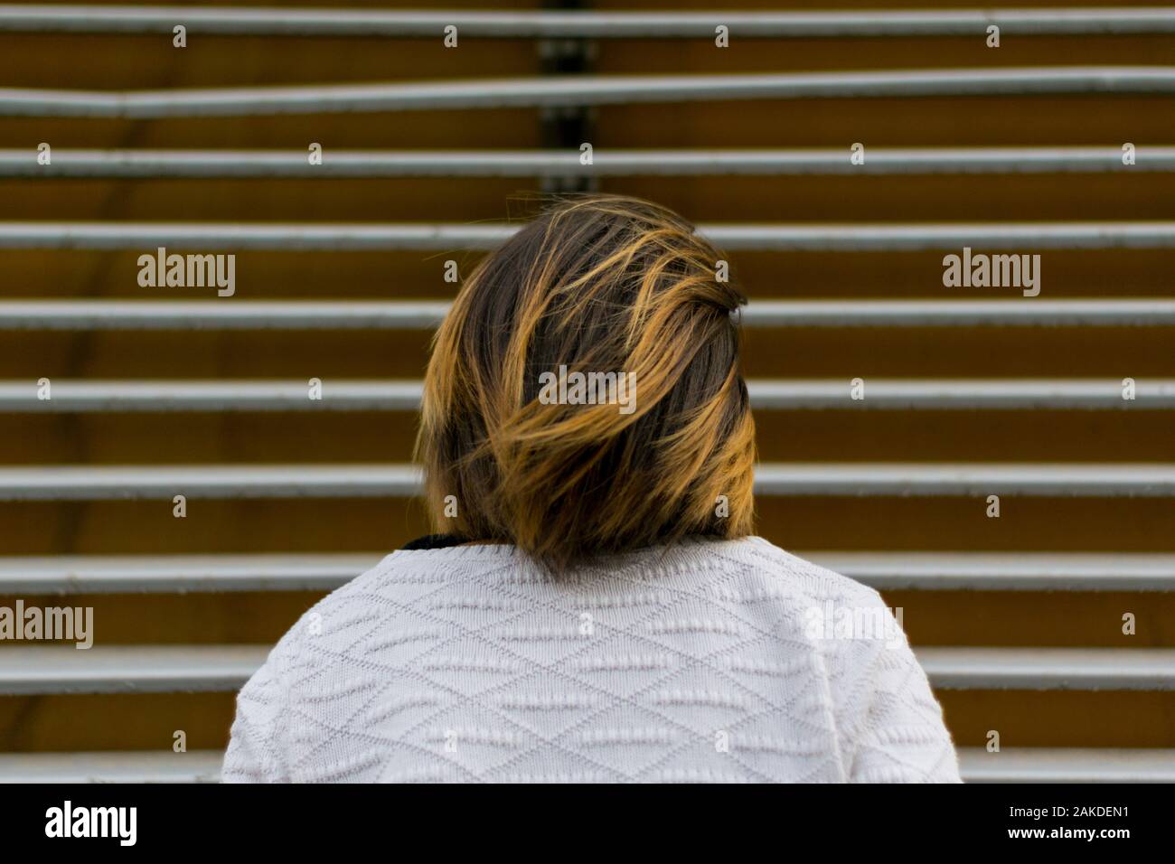 Jeune fille avec les cheveux courts regardant les lignes mur Banque D'Images