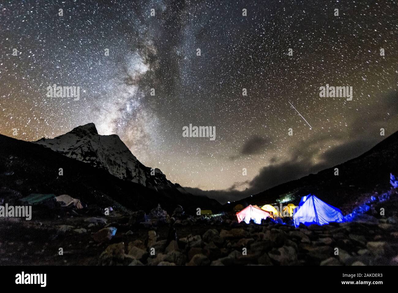 Nigh étoiles au-dessus de Island Peak base Camp, région de l'Everest, Népal Himalaya Banque D'Images