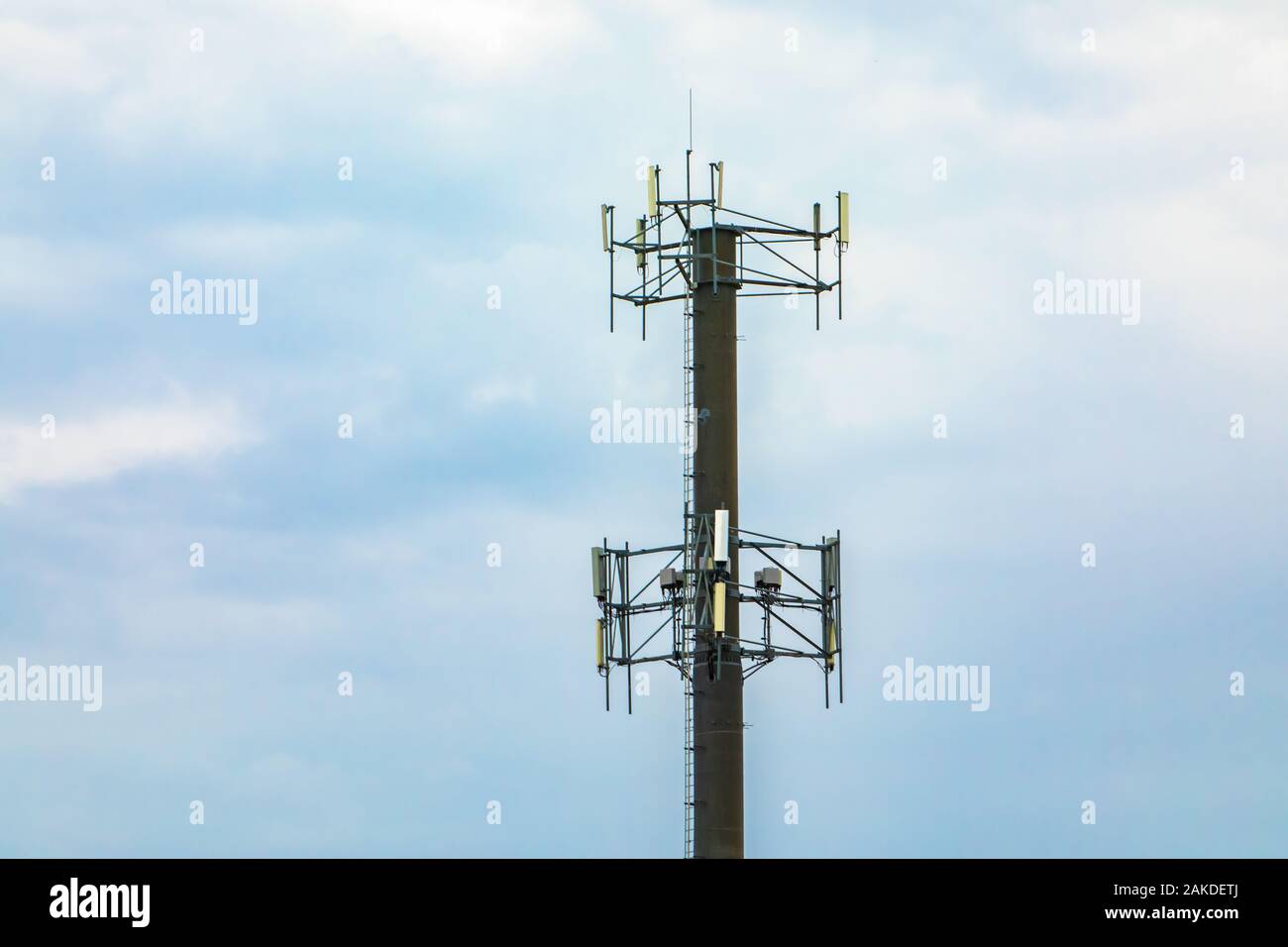 Une station de base du réseau cellulaire est logée dans un hôtel de la tour. Plusieurs responsables de l'antenne de transmission et réception de signaux de téléphone mobile Banque D'Images