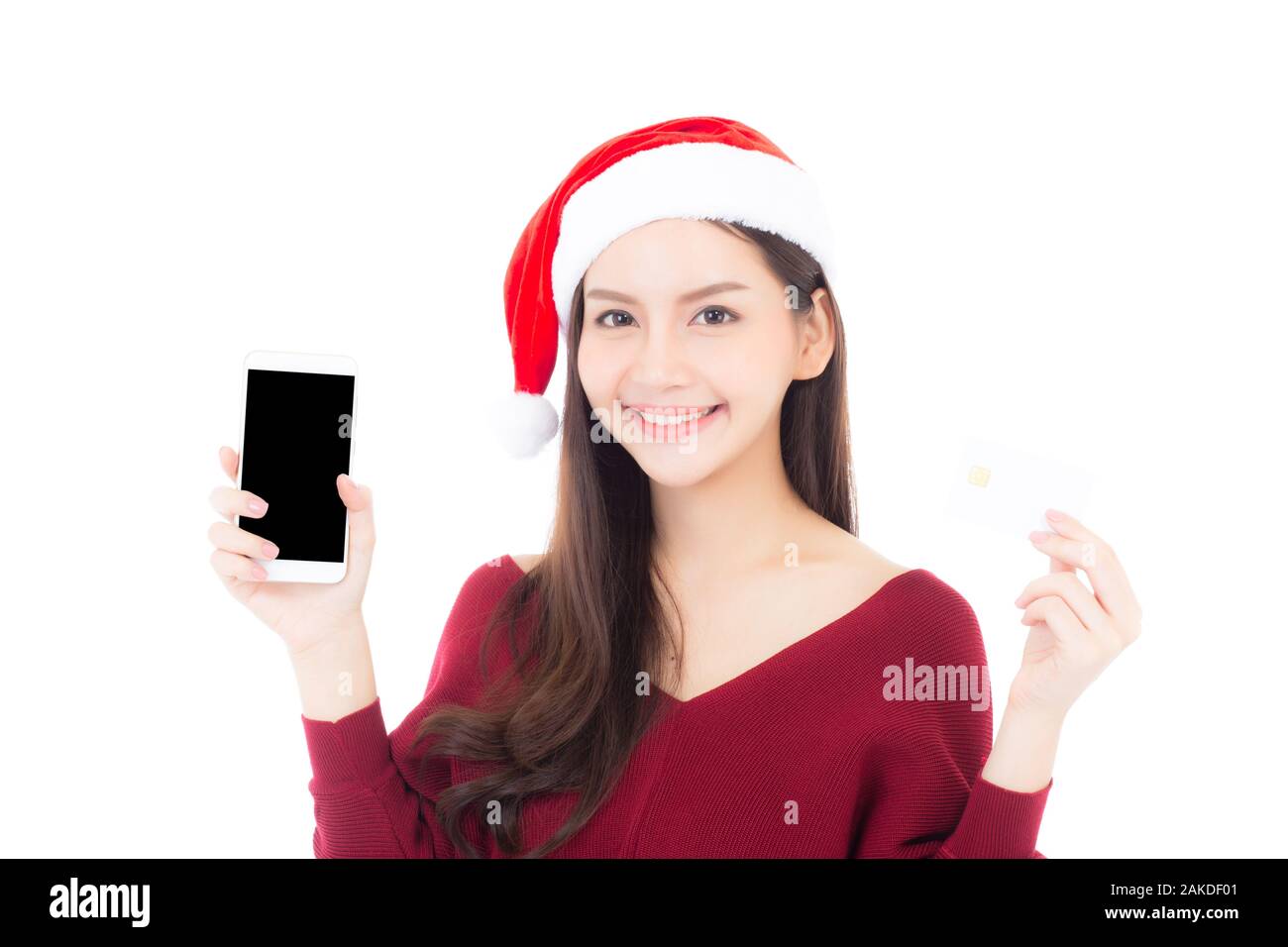 Belle jeune femme asiatique achats avec carte de crédit et d'exploitation téléphone mobile en vacances de Noël, fille avec paiement isolé sur fond blanc. Banque D'Images