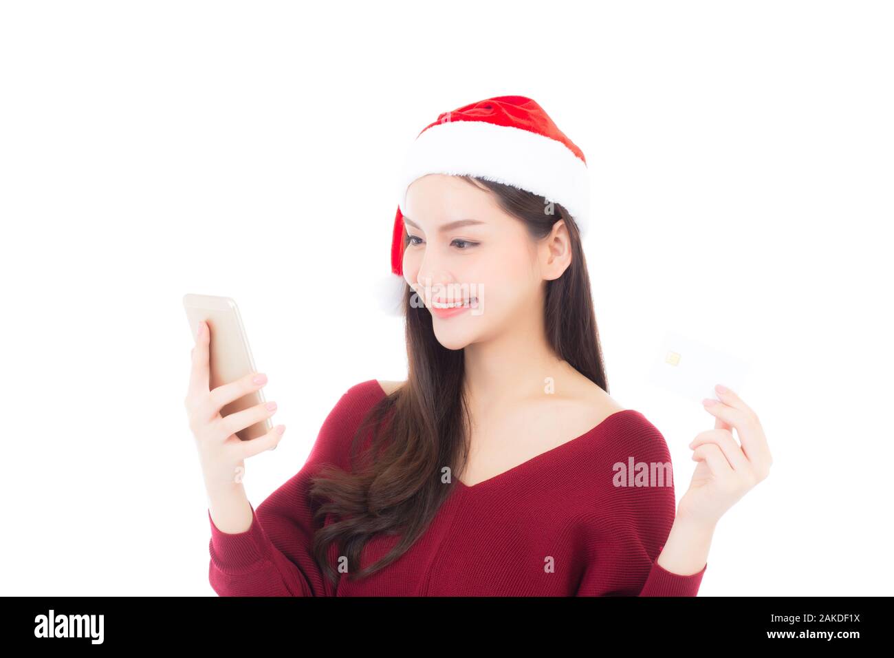 Belle jeune femme asiatique achats avec carte de crédit et d'exploitation téléphone mobile en vacances de Noël, fille avec paiement isolé sur fond blanc. Banque D'Images