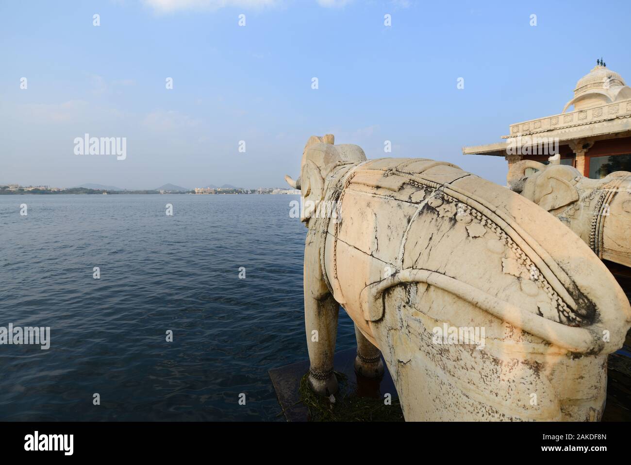 Le Beau Palais Du Jardin Du Lac (Jag Mandir) Sur Le Lac Pichola À Udaipur. Banque D'Images