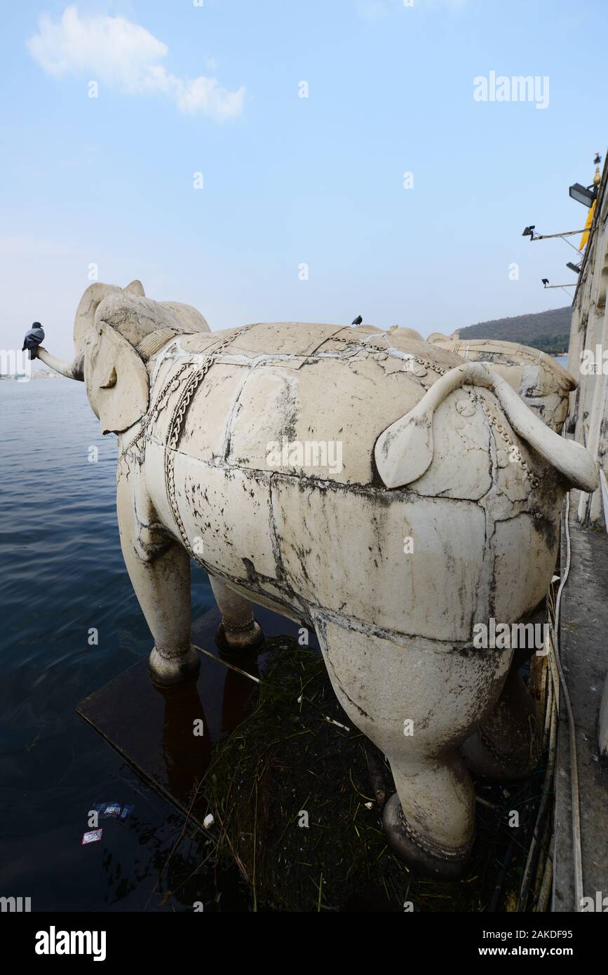 Le Beau Palais Du Jardin Du Lac (Jag Mandir) Sur Le Lac Pichola À Udaipur. Banque D'Images