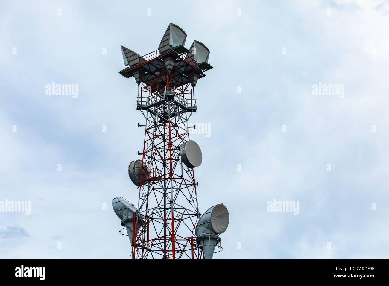 Détails d'une station de base de téléphonie cellulaire tour GPS pour  l'échange des signaux radio et des données géolocalisées, installé sur un  treillis en acier rouge et blanc pylône Photo Stock -