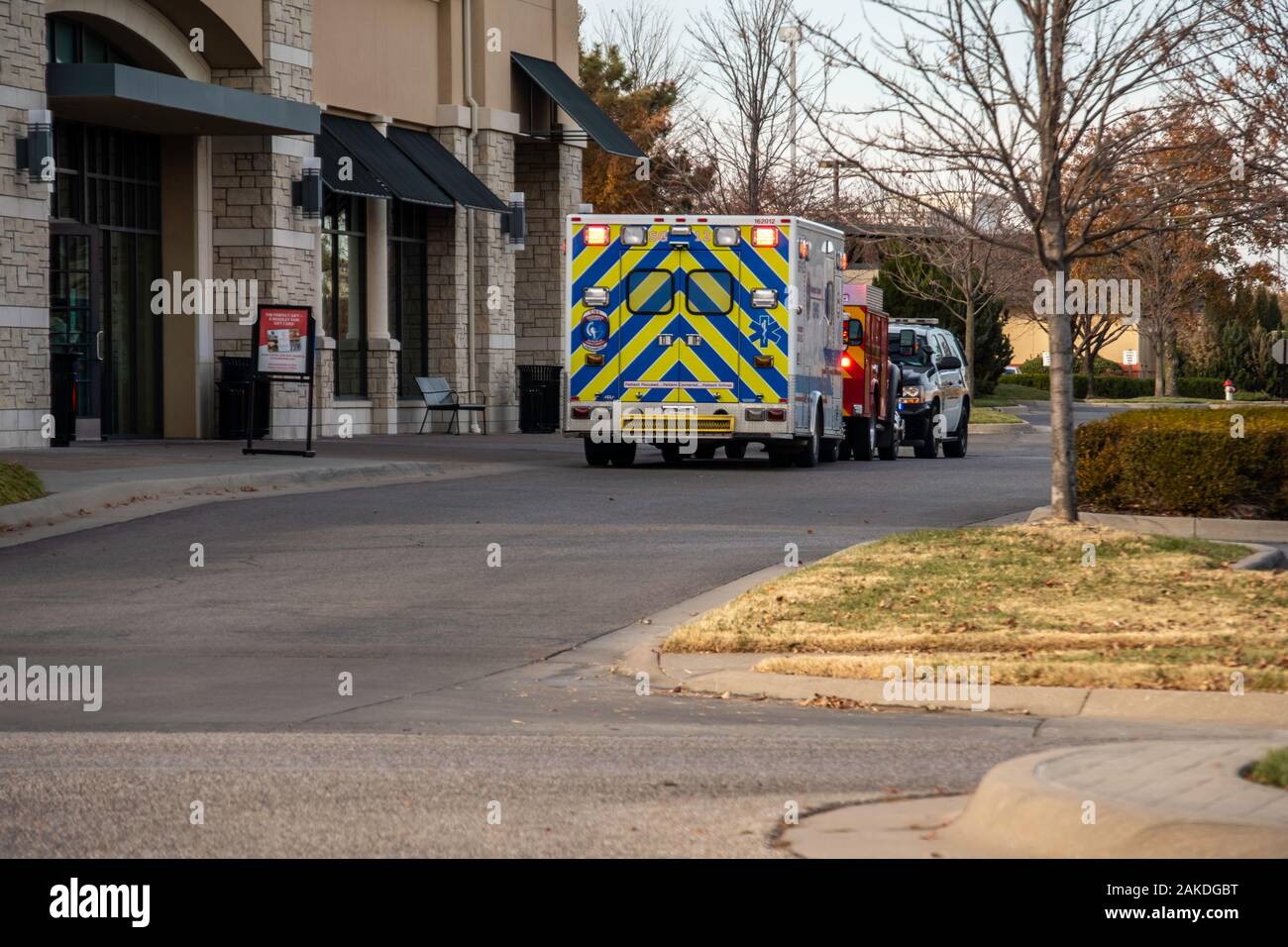 Ambulance EMS sur l'appel parqué en face de Barnes & Noble booksellers storefront dans Bradley Fair Shopping Centre, Wichita, Kansas, États-Unis. Banque D'Images