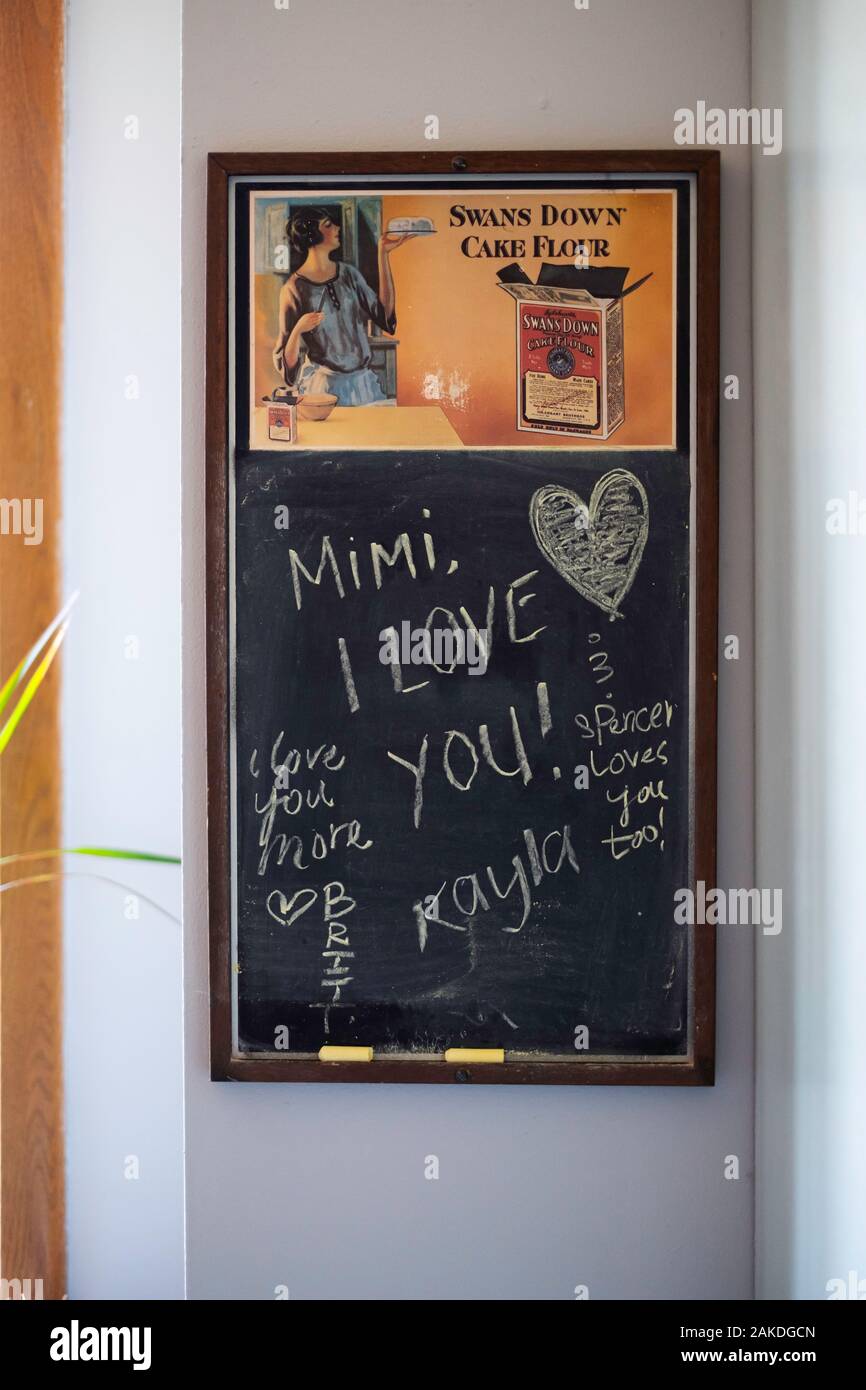 Un message d'amour des membres de la famille à Mimi écrit avec craie sur un tableau de surveillance ou un tableau de notes. Banque D'Images