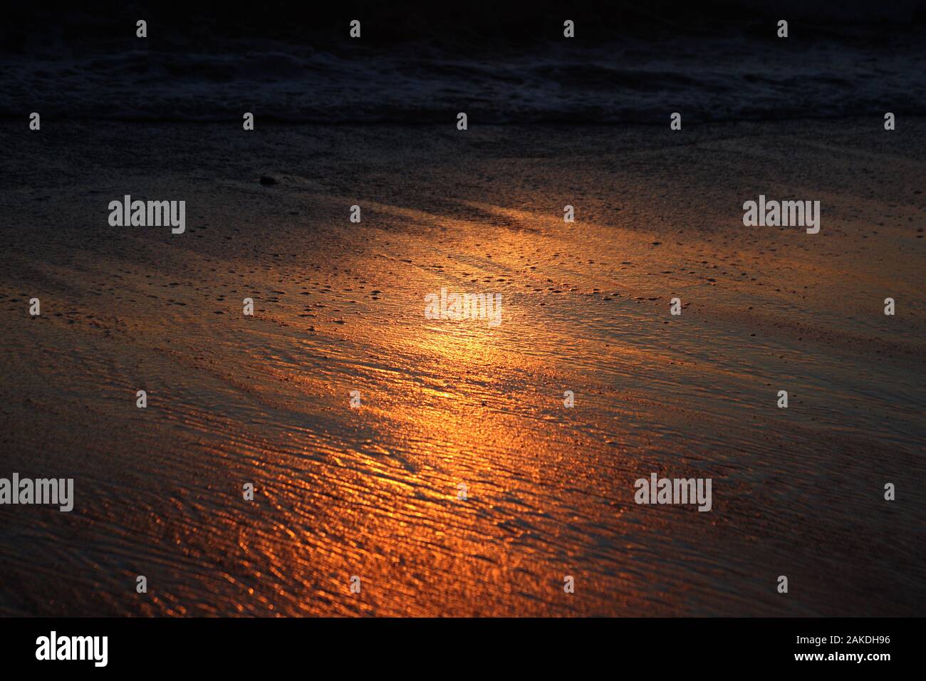 Reflet de la lumière au coucher du soleil dans le sable sur la rive de l'océan Atlantique, USA Banque D'Images