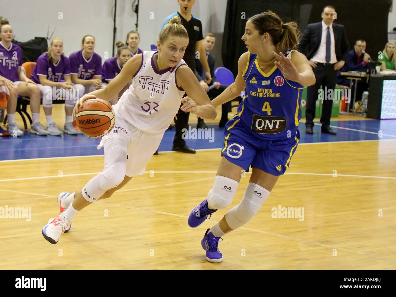 Riga, Lettonie. 8 janvier, 2020. Kitija Laksa (L) de TTT Riga rivalise avec Marione Ortiz de Castors Braine durant la saison régulière match entre TTT Riga et Castors Braine à ligue de basket-ball FIBA Euro Femmes 2020 à Riga, Lettonie, le Jan 8, 2020. Credit : Edijs Palens/Xinhua/Alamy Live News Banque D'Images