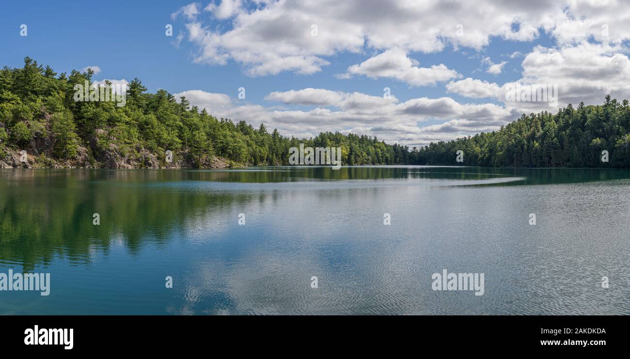 Le Lac Rose est un lac méromictique situé dans le parc de la Gatineau, Québec, Canada. Le Lac Rose est le nom d'une famille de colons irlandais. Banque D'Images