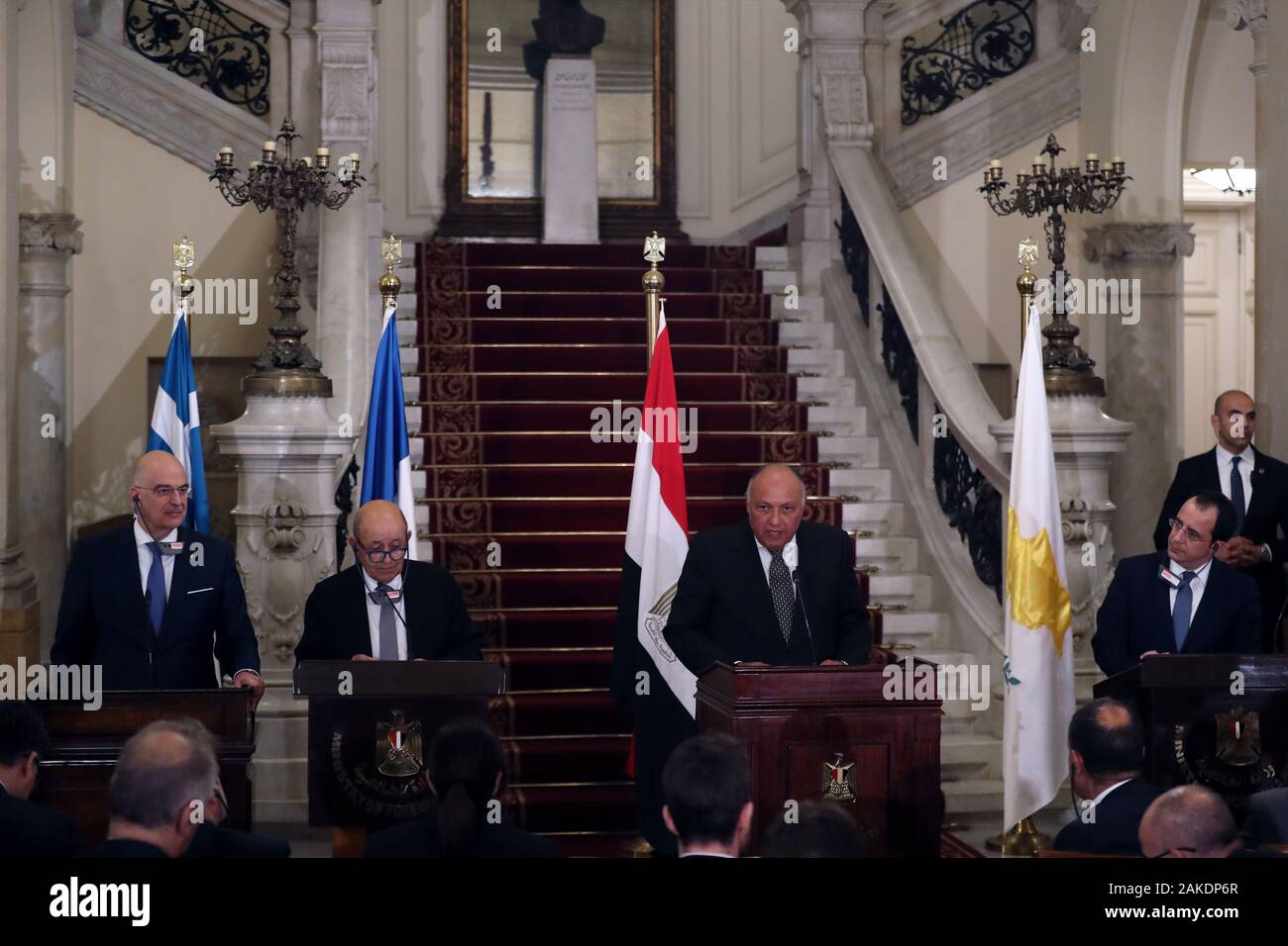 (200109) -- LE CAIRE, 9 janvier 2020 (Xinhua) -- le ministre des Affaires étrangères égyptien Sameh Shoukry (2e R), Ministre grec des affaires étrangères, Nikos Dendias (1re L), le ministre français des Affaires étrangères, Jean-Yves Le Drian (2L) et le Ministre des affaires étrangères chypriote Nicos Christodoulides assister à une conférence de presse au Caire, en Égypte, le 8 janvier 2020. Les ministres des affaires étrangères de l'Égypte, la France, la Grèce et Chypre décrit comme 'invalid' les deux contrats signés entre la Turquie et la Libye, le gouvernement soutenu par l'ONU sur la délimitation des frontières maritimes et la sécurité, le Ministère égyptien des affaires étrangères a déclaré dans un communiqué mercredi. Les ministres des affaires étrangères se sont réunis au Caire Banque D'Images