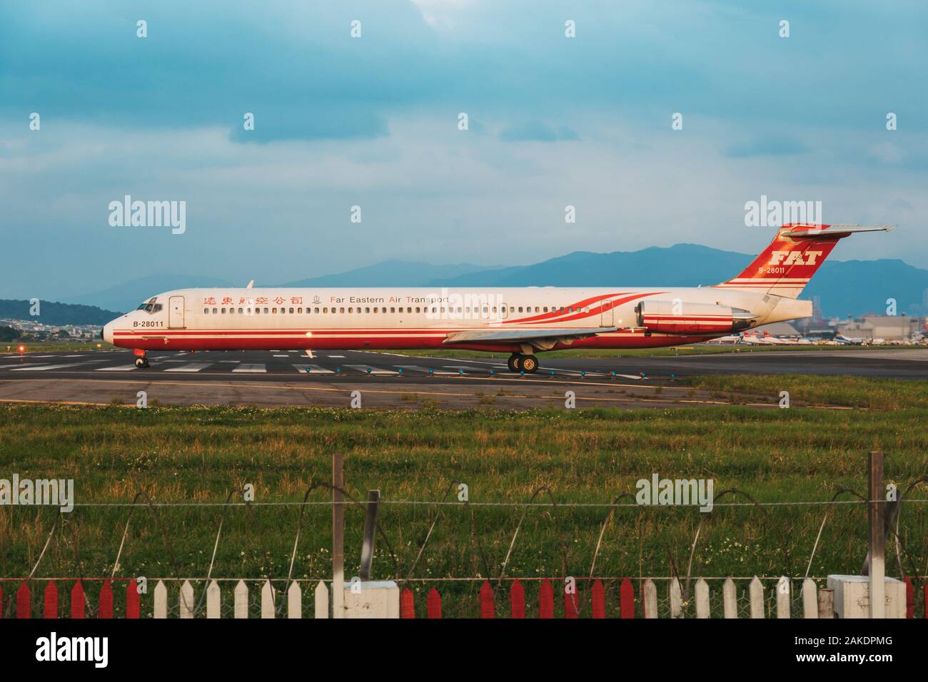 Un soir, un McDonnell Douglas MD-83, du transport aérien D'Extrême-Orient, qui est maintenant défunte, s'aligne sur la piste d'atterrissage de l'aéroport Songshan Banque D'Images