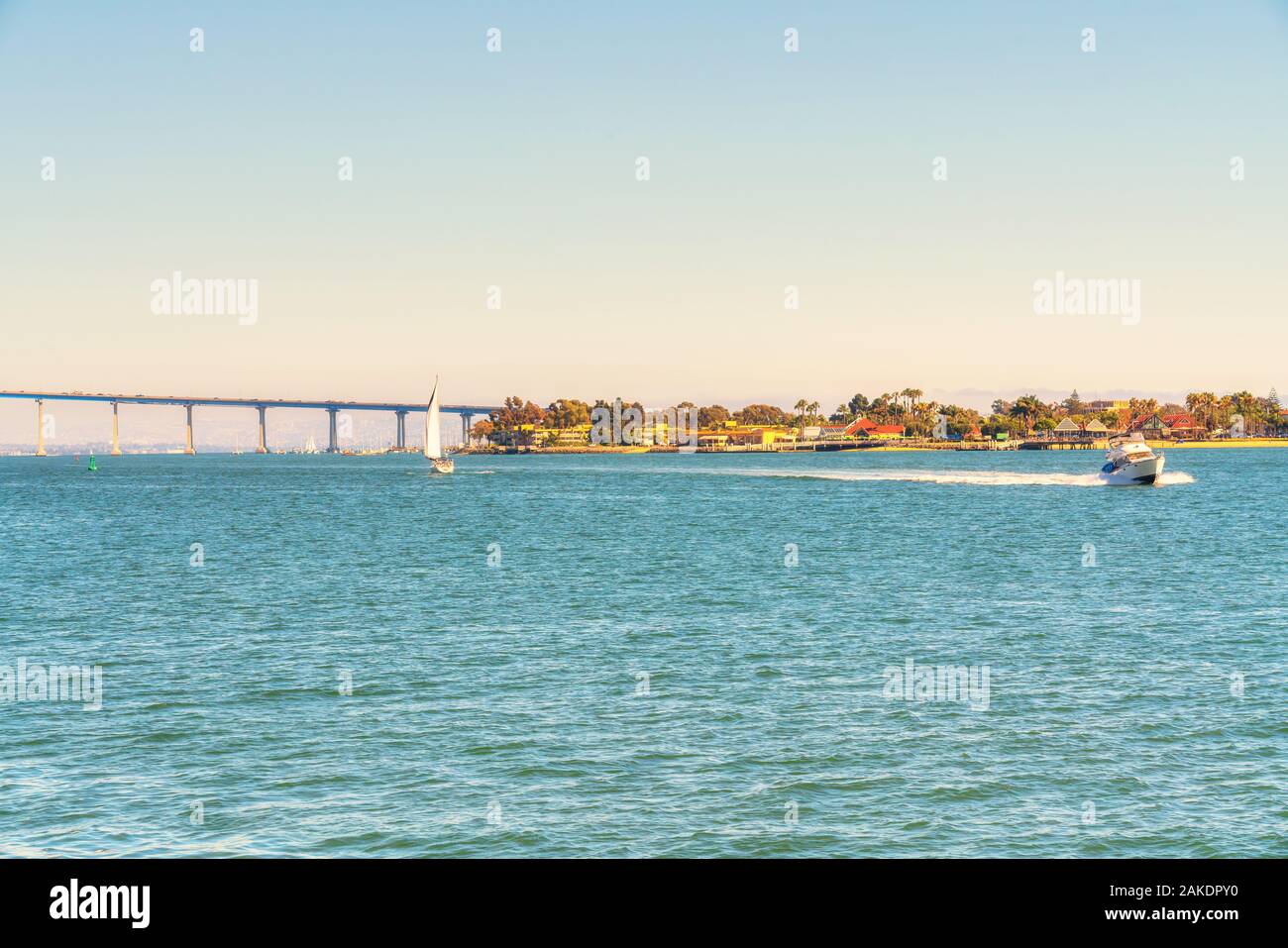 San Diego waterfront avec Coronado Bay Bridge sur l'arrière-plan Banque D'Images