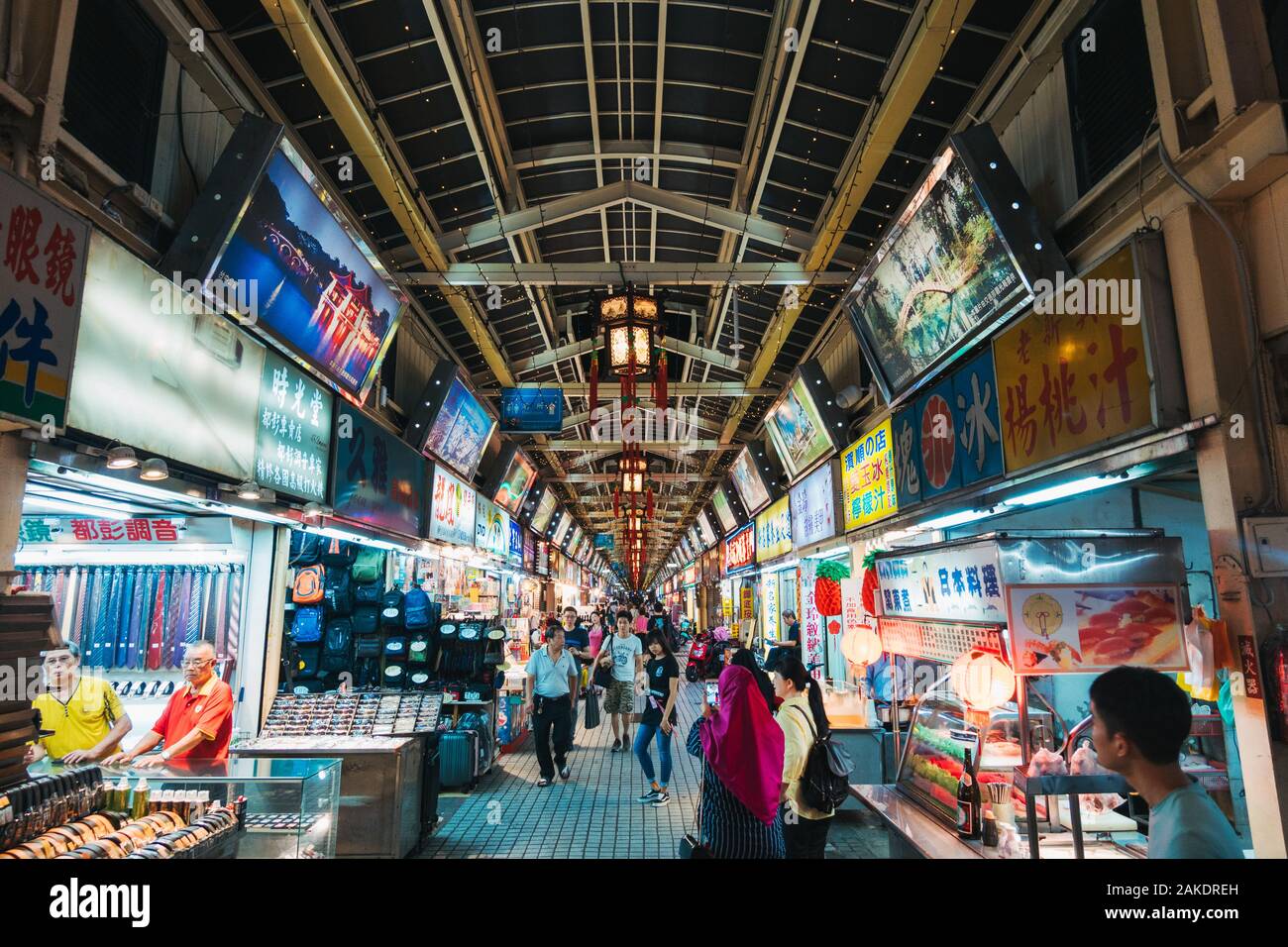 Un marché de nuit quelque peu calme et vide de la rue Huaxi, à l'heure de fermeture, Banque D'Images