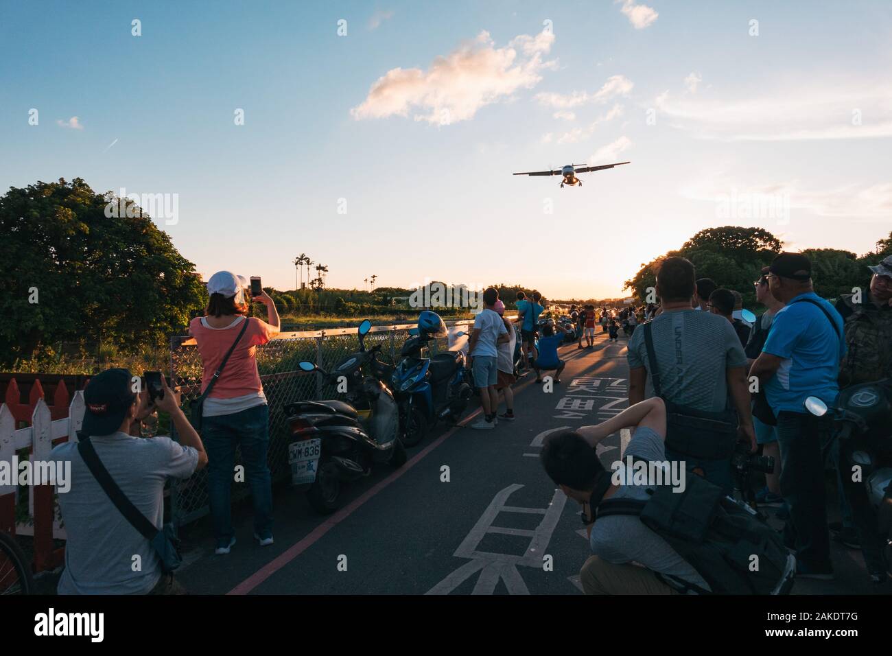 Planespoters ligne avion Alley, appareils photo prêts, comme un ATR 72 turboprop fait une approche de l'aéroport Songshan de Taipei Banque D'Images