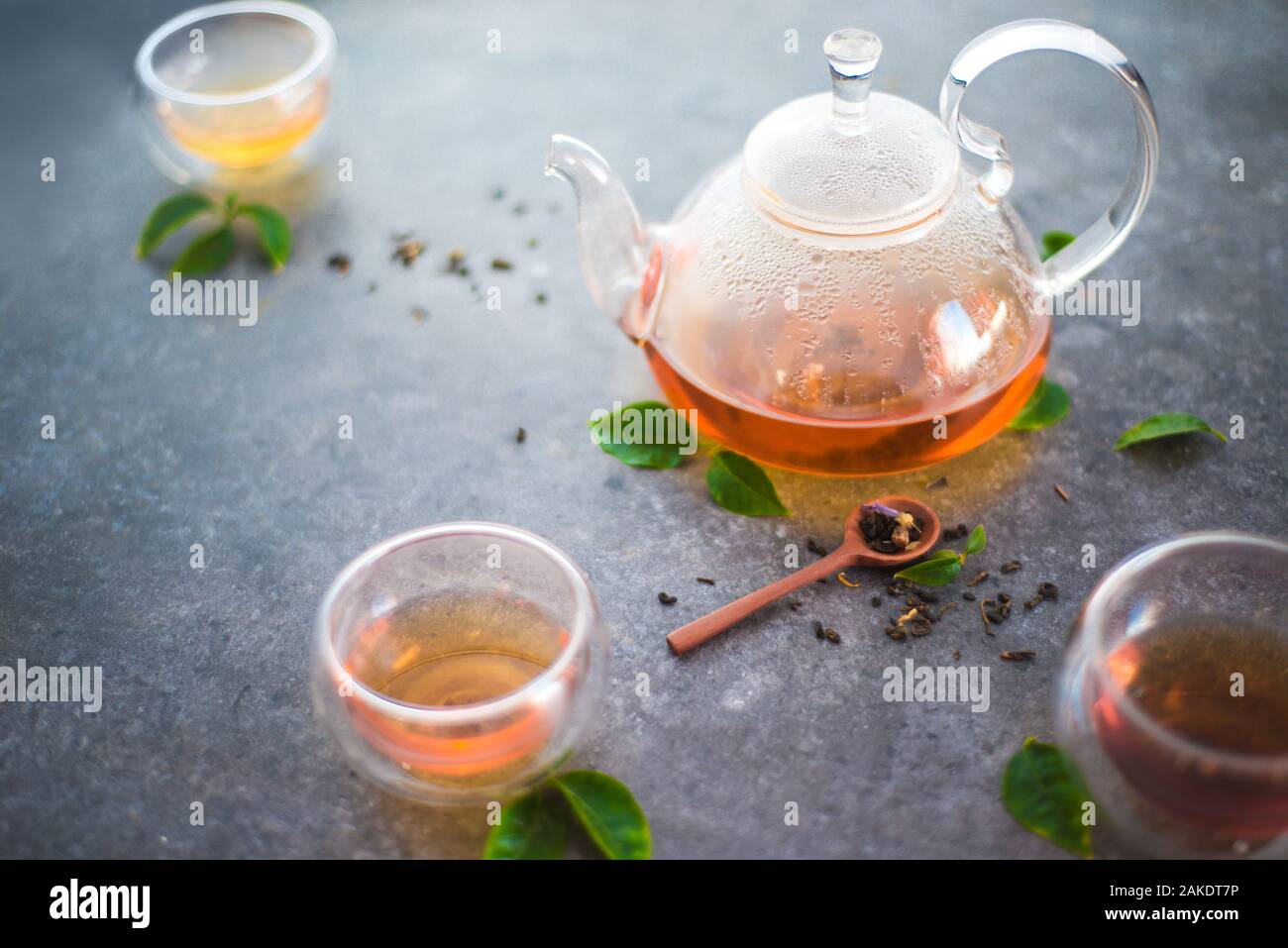 L'heure du thé du matin, de l'ensemble plateau verre confortable avec des feuilles et de la vapeur Banque D'Images