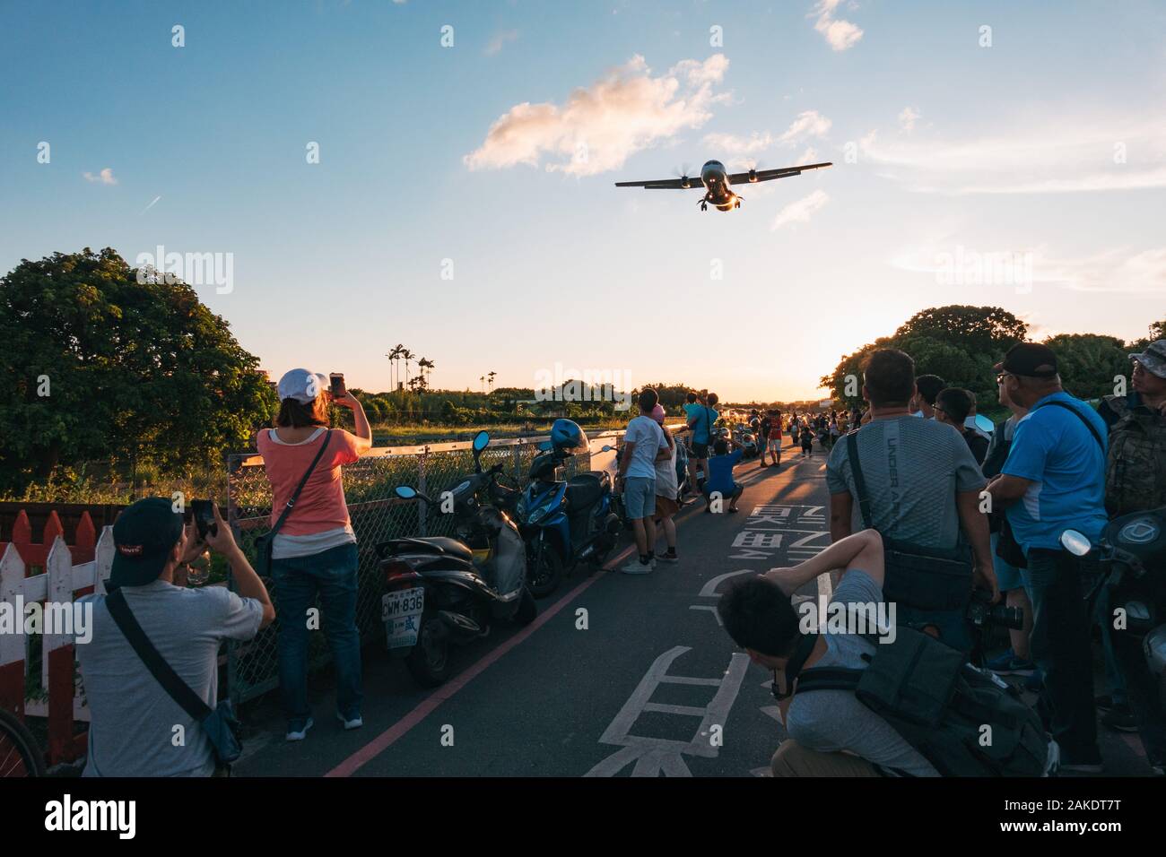 Planespoters ligne avion Alley, appareils photo prêts, comme un ATR 72 turboprop fait une approche de l'aéroport Songshan de Taipei Banque D'Images