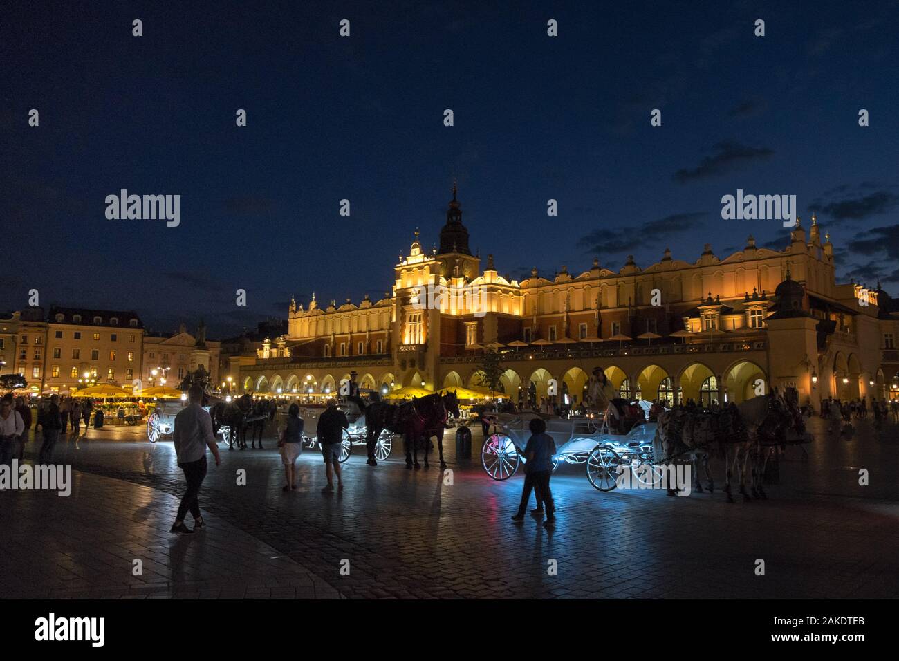 Place de la vieille ville de Cracovie, Pologne, la nuit Banque D'Images