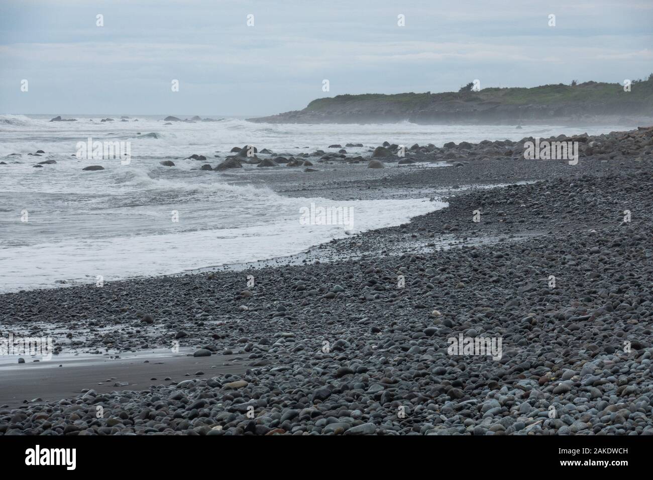 De fortes vagues sur la côte rocheuse de Dulan Beach, dans le sud de Taiwan, après avoir passé par un cyclone, rouler à terre de grands morceaux de bois flotté Banque D'Images