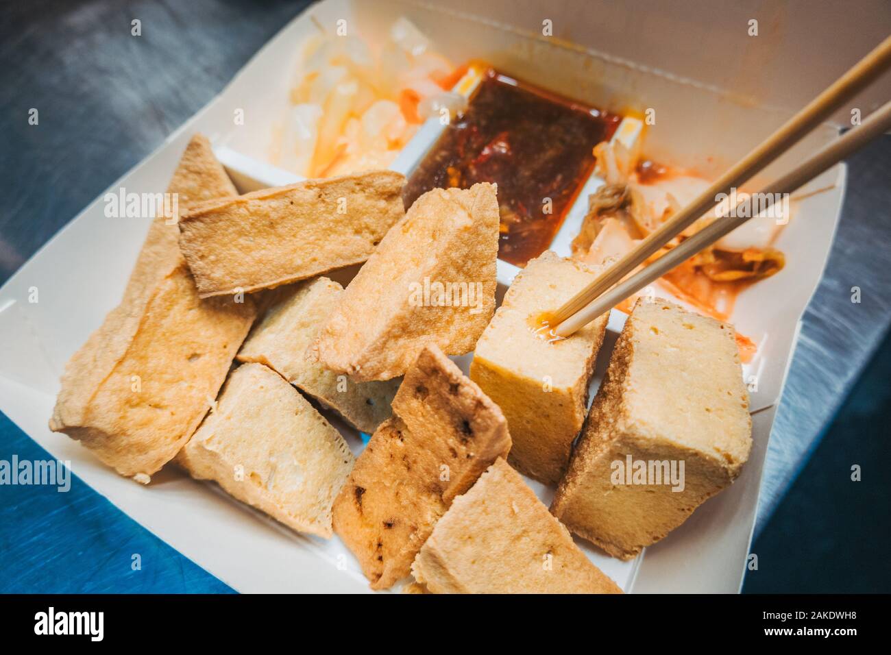 Un gros plan d'un plateau de stinky tofu, fraîchement préparés à partir d'un panier d'aliments de rue dans le canton de Hengchun, Taiwan Banque D'Images