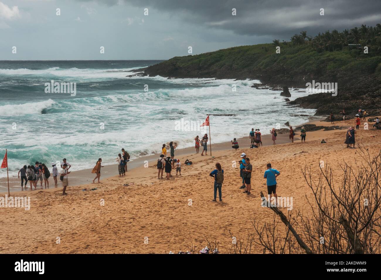 Les touristes sur la plage Baisha (Bai Sha Wa), dans le sud de Taïwan utilisé comme lieu de tournage dans le film Life of Pi, par réalisateur Taiwanais Ang Lee Banque D'Images