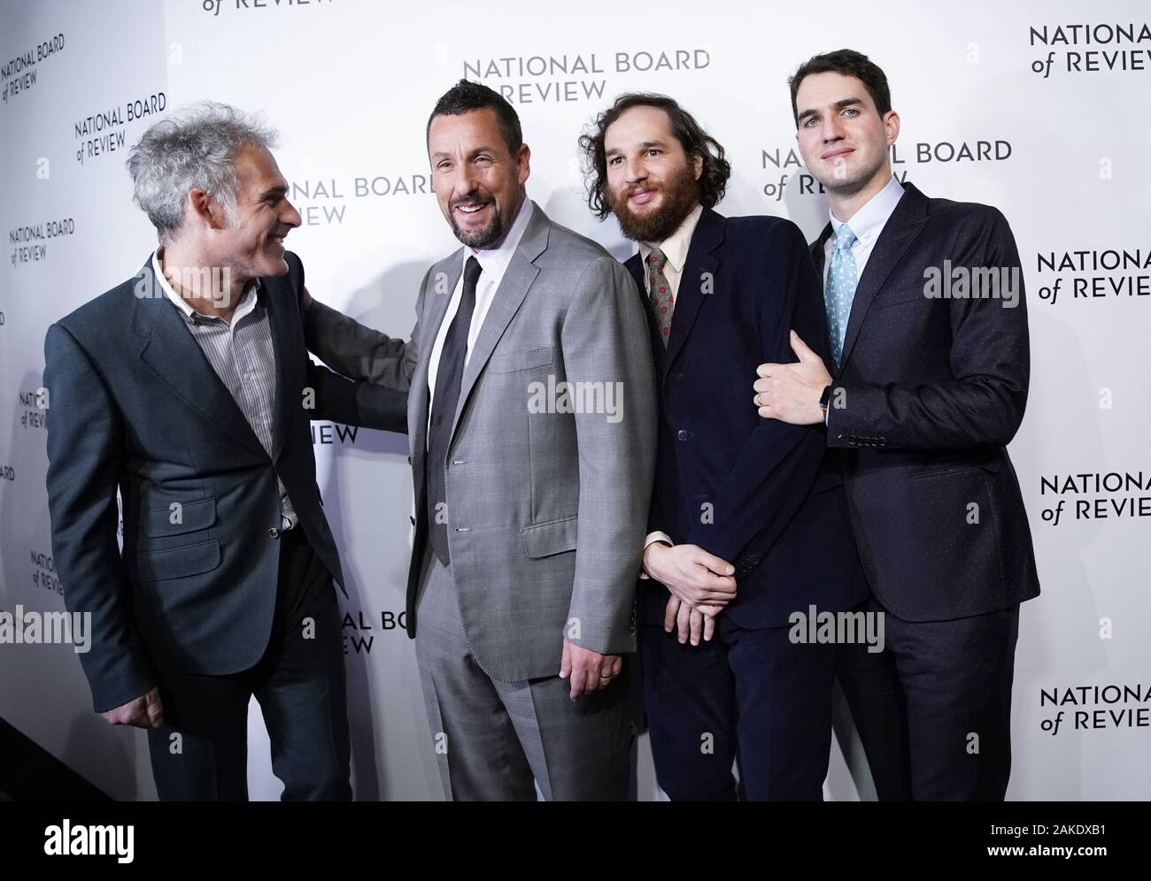 New York, États-Unis. 05Th Jan, 2020. Ronald Bronstein, Adam Sandler, Josh Safdie et Benny Safdie arrivent sur le tapis rouge à la National Board of Review 2020 Gala le mercredi, Janvier 08, 2020 à New York City Photo de John Angelillo/UPI UPI : Crédit/Alamy Live News Banque D'Images