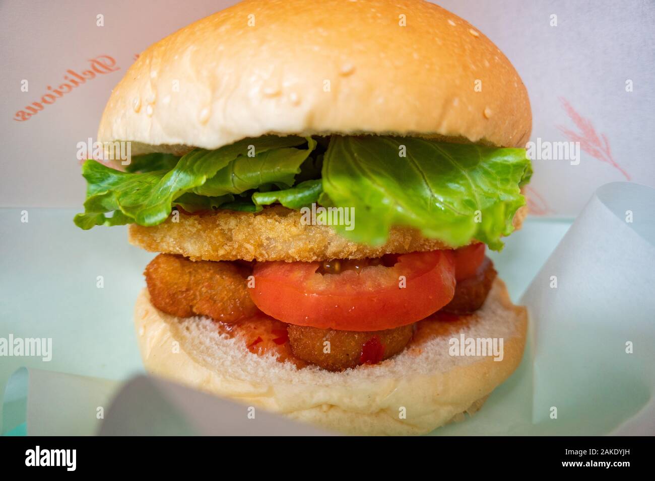 Un burger végétarien végétalien / G de Burger en ville de Tainan, Taiwan. Mock Chicken Nuggets, hash brown, tomate, salade, sauce, dans un petit pain Banque D'Images