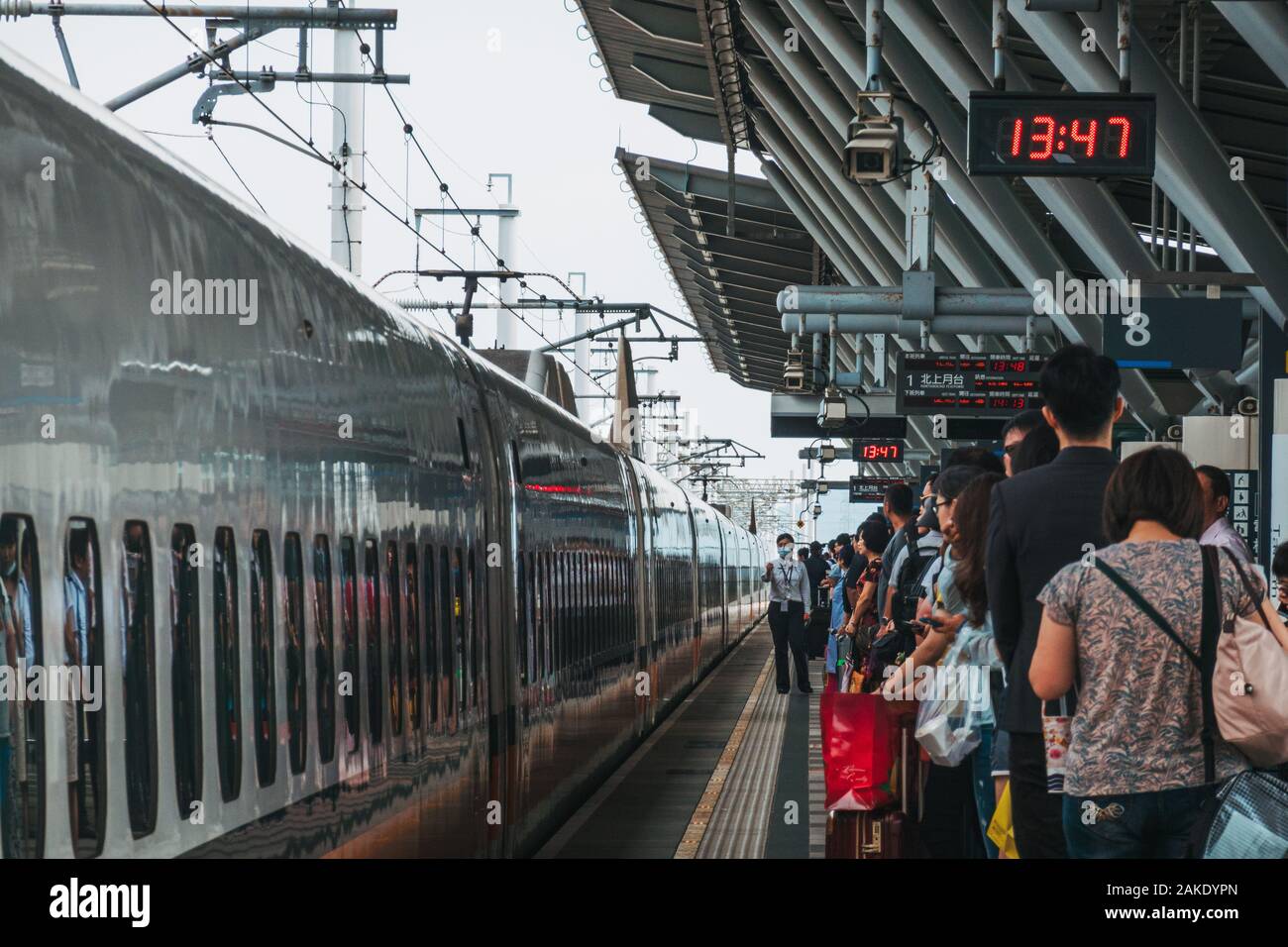 Passagers attendent sur la plate-forme en tant que Taiwan High Speed Rail bullet train arrive à la gare TGV de Tainan, Taiwan Banque D'Images