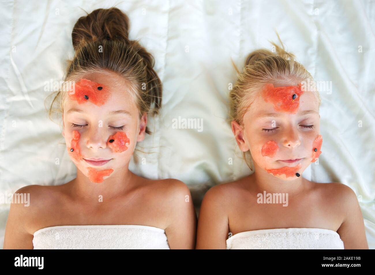 Belles filles avec masque facial de gruau. Vue d'en haut. Banque D'Images