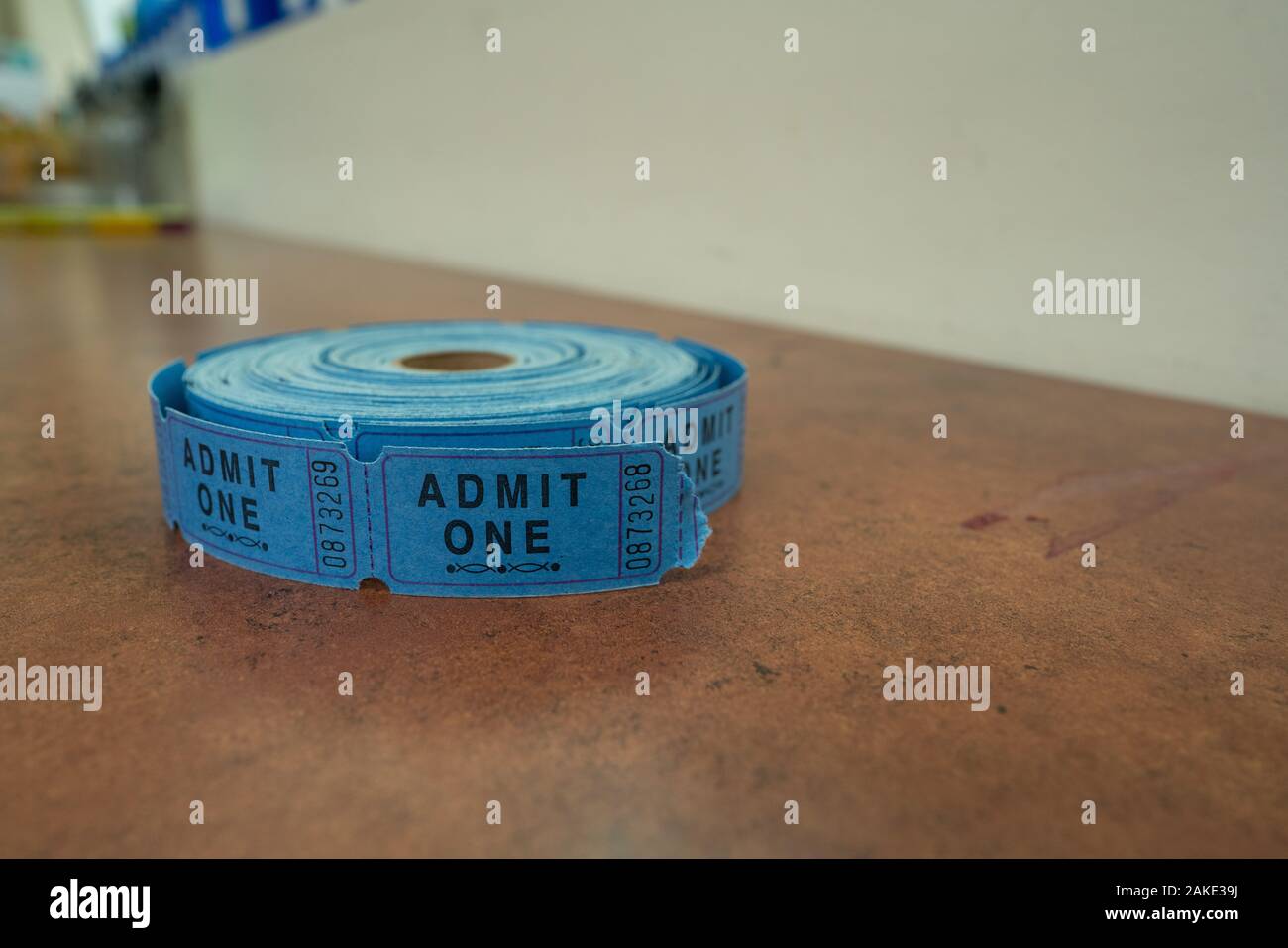 Rouleau de admettre un bleu billets assis sur compteur pour l'entrée de l'événement Banque D'Images