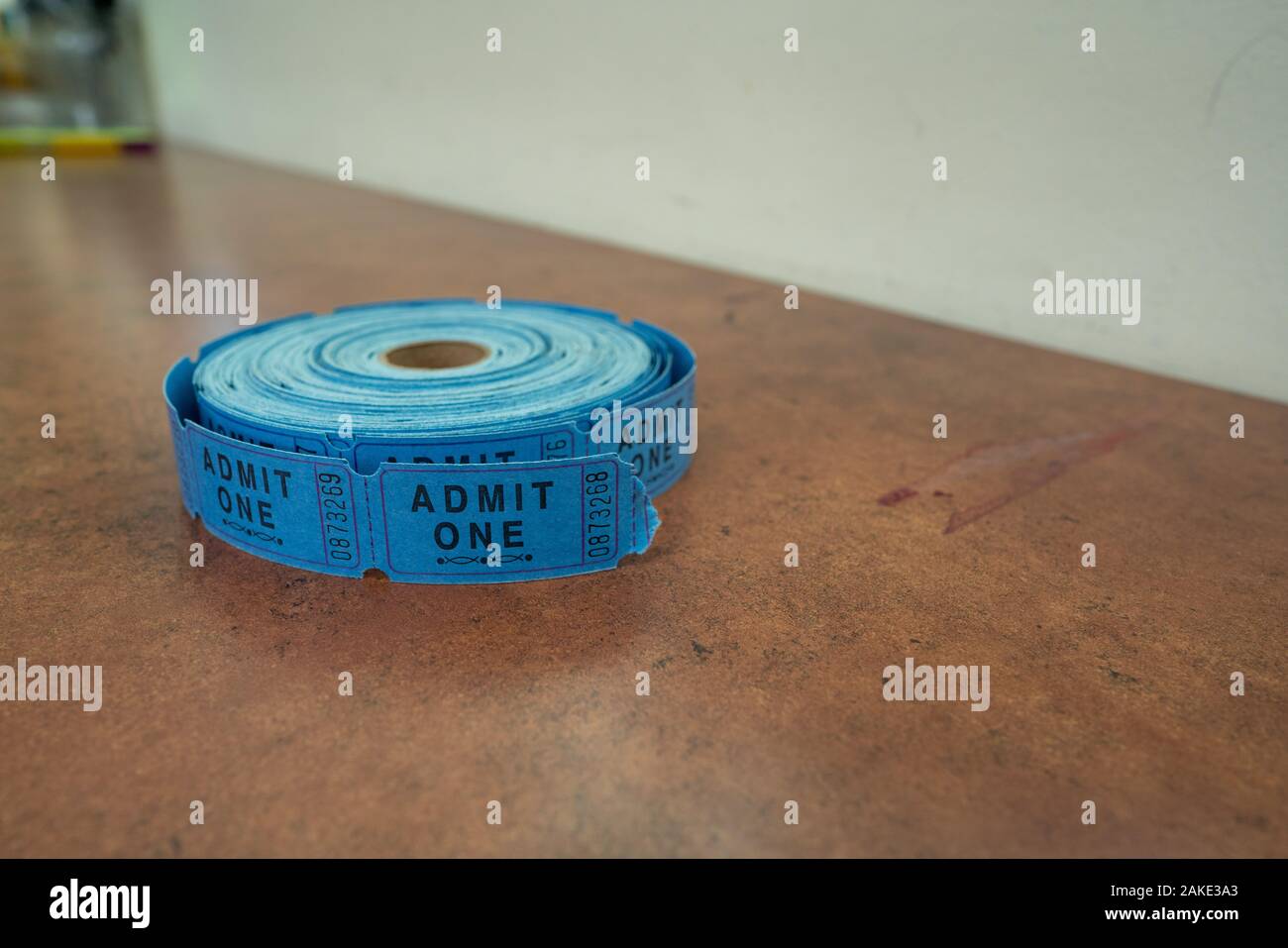 Rouleau de billets bleus étiquetés admettre l'un pour l'entrée de l'événement carnaval Banque D'Images