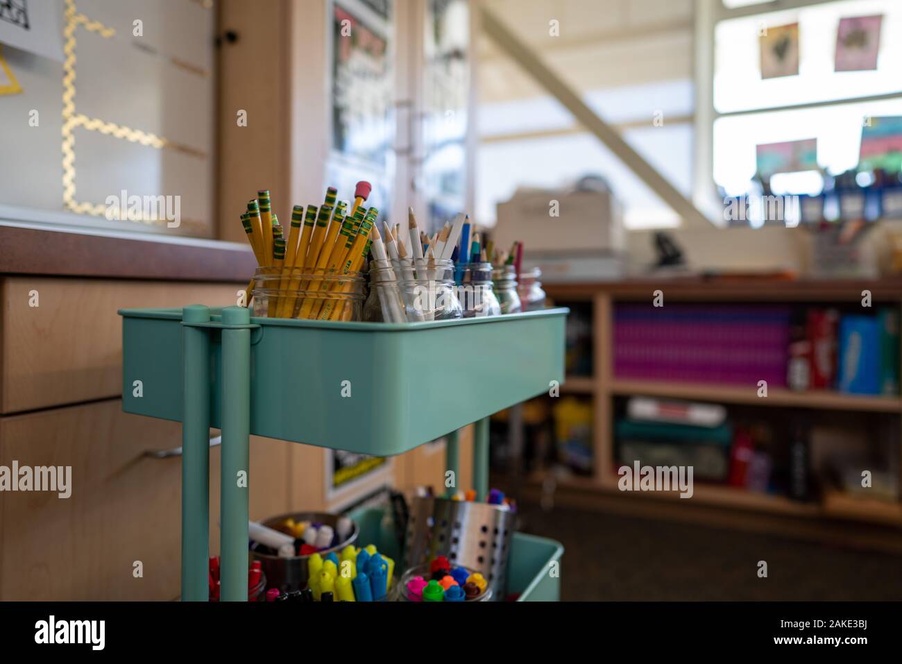 Panier rempli de diverses fournitures artistiques tels que des crayons et des marqueurs de classe à l'école primaire Banque D'Images