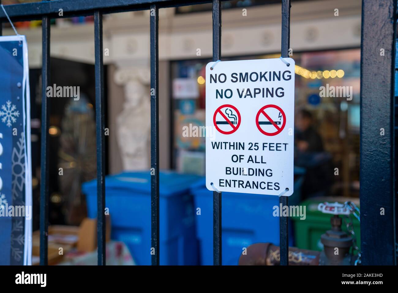 No Smoking pas vaping logos et barré sur la porte en face du bâtiment Banque D'Images