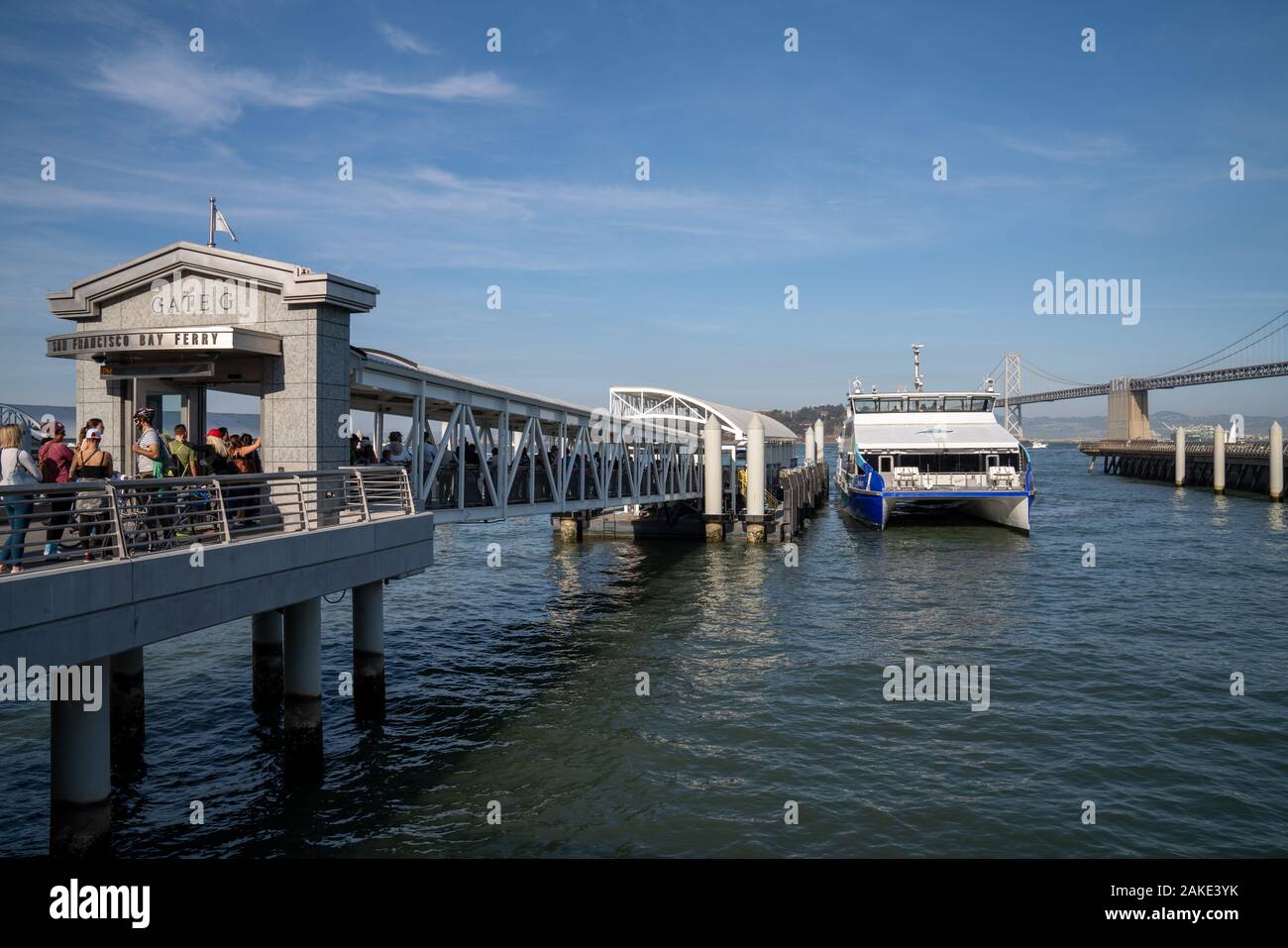Station d'ferry à San Francisco Bay Ferry Gate G avec passagers sur longue ligne Banque D'Images