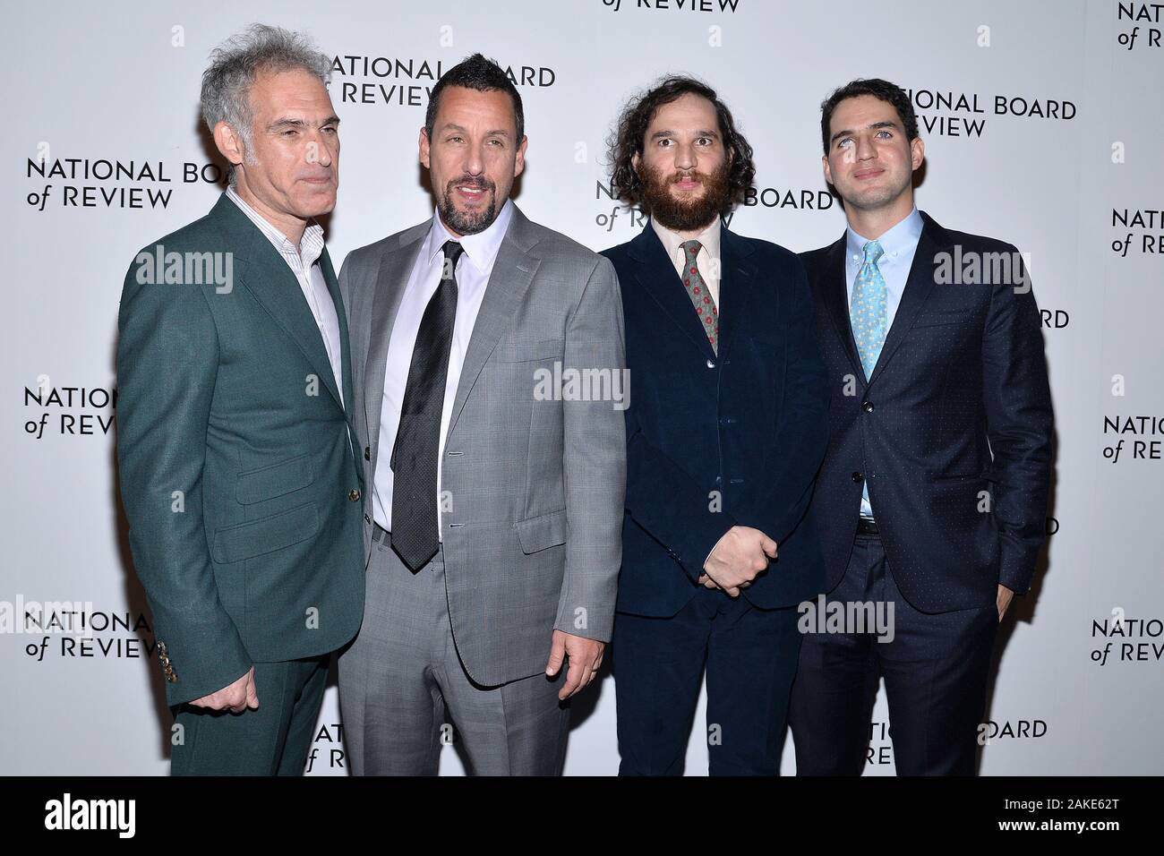 New York, USA. 05Th Jan, 2020. (L-R) Ronald Bronstein, Adam Sandler, Josh Safdie et Benny Safdie assister à la National Board of Review Awards Gala annuel au Cipriani 42nd Street à New York, NY, le 8 janvier 2020. (Photo par Anthony Behar/Sipa USA) Crédit : Sipa USA/Alamy Live News Banque D'Images