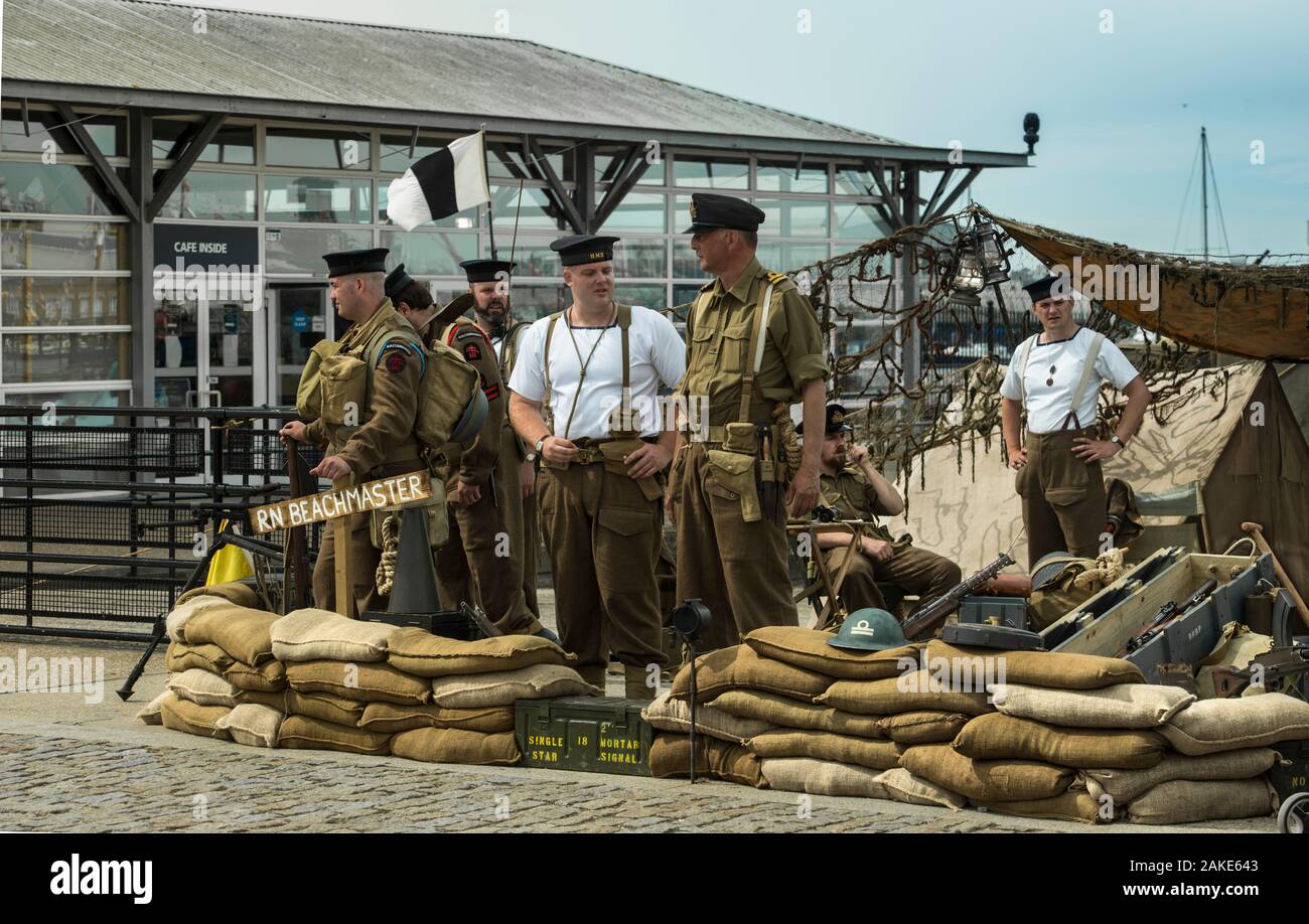 Capitaine Et détachement de La plage RN, jour de l'événement de reconstitution du jour J, chantier naval historique de Portsmouth, Angleterre. Fortification des sacs de sable, tente de campagne et armement/2019. Banque D'Images