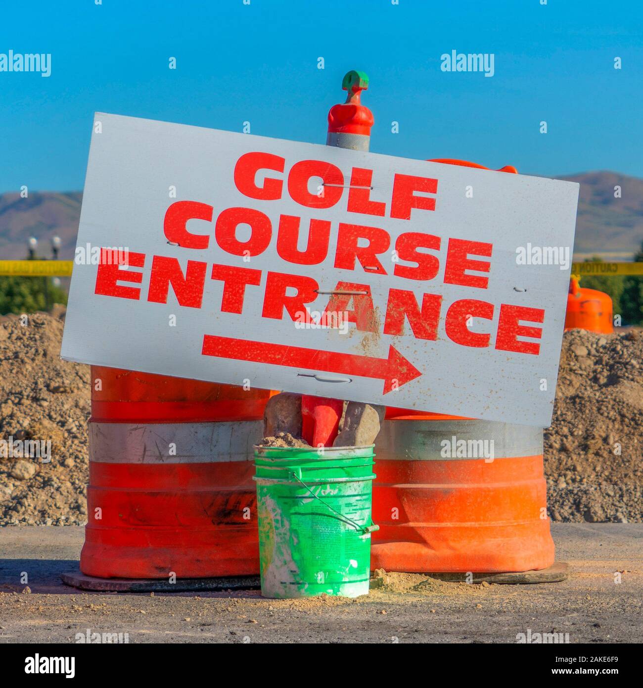 Cadre carré en construction routière à l'entrée du terrain de golf et de trafic de barils Banque D'Images