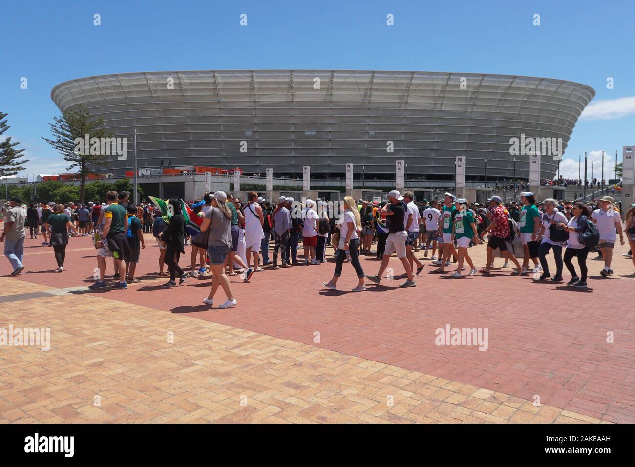 Des foules de gens, fans, supporters arrivent pour le dernier jour de rugby à 7 match à Cape Town stadium, Green Point, Afrique du Sud une certaine usure fancy dress Banque D'Images