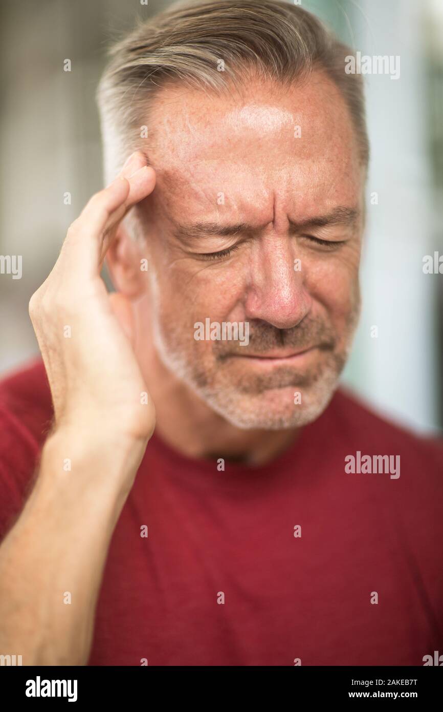 Man having a headache stock photo Banque D'Images