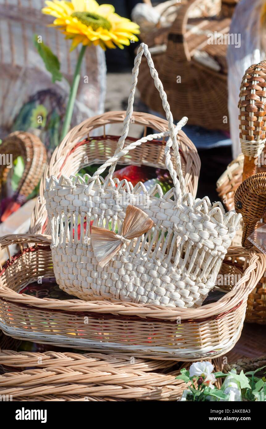 Paniers tissés à la main à la foire agricole. Banque D'Images