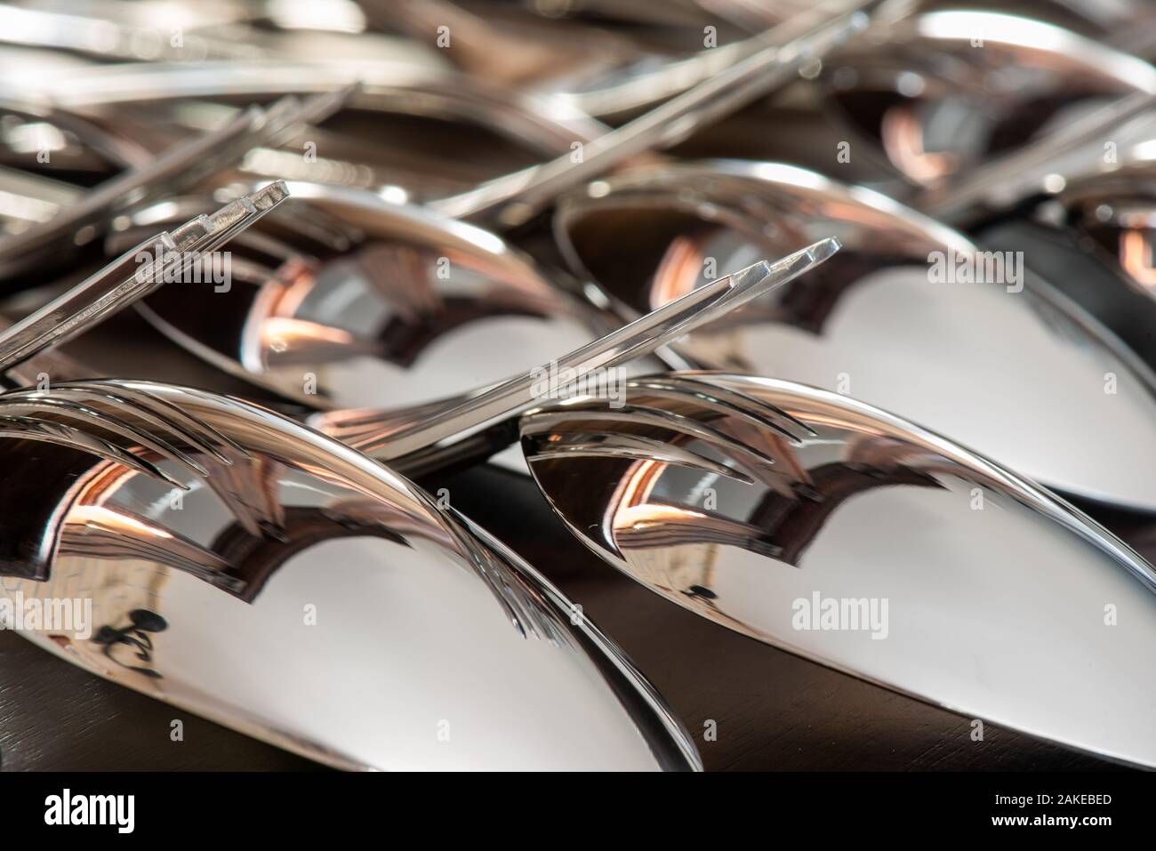 Set de cuillère et de fourchette sur la table dans la salle à manger, gros plan Banque D'Images